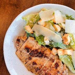 Chicken Caesar Salad ซีซาร์สลัดไก่ย่าง