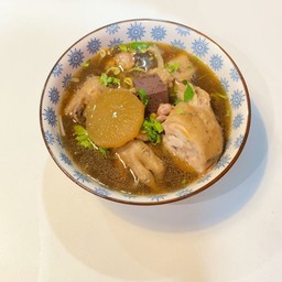 [อร่อยซ่ากับโค้ก] เส้นหมี่ขาวก๋วยเตี๋ยวไก่ตีนไก่ +  โค้ก ออริจินัล (กระป๋อง)