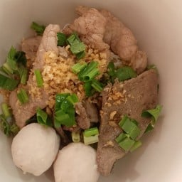 ร้านเฮียสาก๋วยเตี๋ยวหมูน้ำตกวัดพระธาตุสุพรรณบุรี วัดพระธาตุ