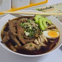 ก๋วยเตี๋ยวไก่ตุ๋นจัมโบ้ อิ่มจุกๆ กับชุดจัมโบ้ได้เลยน้าาาาา ไก่ตุ๋นร้านเราเคี้ยวนานตามสูตร เปื่อยหอมอร่อยค่ะ