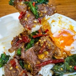 ก๋วยเตี๋ยวเนื้อ กะเพราเนื้อ อร่อยบรม ถนนบรมราชชนนี