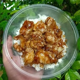 สามชั้นกระเทียมราดข้าว