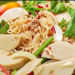 ยำมาม่าหมูสับหมูยอ