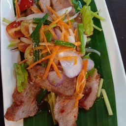 ยำหมูทอด