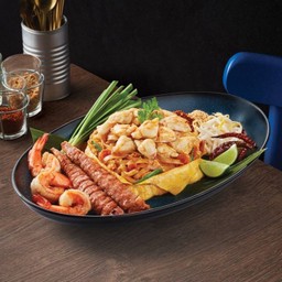 ผัดไทยรวมซิกเนเจอร์ห่อไข่