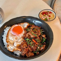 ข้าวกะเพราหมูสไลด์ไข่ดาว