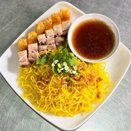 บะหมี่แห้งหมูกรอบ.