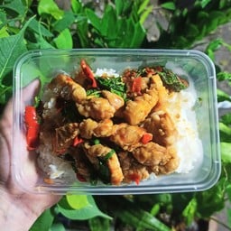 กะเพราสามชั้นราดข้าว