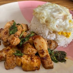 กะเพรา บางมด และตามสั่ง มีน้ำซุปให้ ขายยาวนานกว่า 30 ปี อร่อยเด็ดแน่นอน