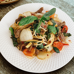 สปาเก็ตตี้ผัดขี้เมาเนื้อ โคขุนโพนยางคำ