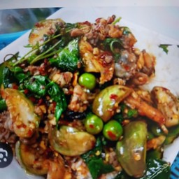 ข้าวราดผัดเผ็ดกบ