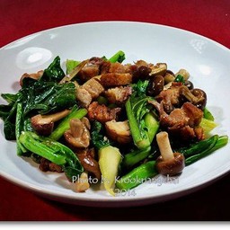 ข้าวราดผัดผักคะน้าเห็ดหอม