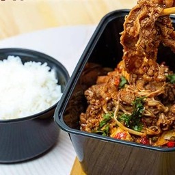 ข้าวสวย พร้อมหมูหม่าล่าผัดแห้ง เผ็ดลิ้นชา