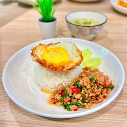 กะเพราหมูสับ+ไข่ดาว