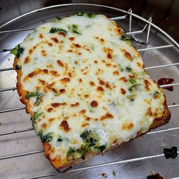 ปังหน้าผักโขมอบชีส ลมุนลิ้น
