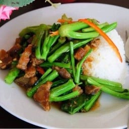 คะน้าหมูกรอบราดข้าว