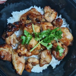 [อร่อยซ่ากับโค้ก] ข้าวเนื้อน่องไก่ย่าง +  โค้ก ออริจินัล (กระป๋อง) 