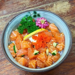 ข้าวหน้าแซลมอนดิบเต๋า