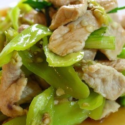 หมูชิ้นผัดพริกหยวก