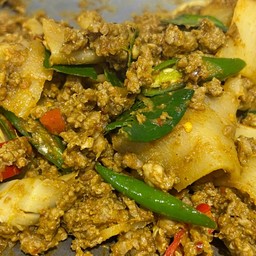 ผัดพริกแกงเนื้อสับหน่อไม้ดอง