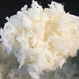 ไก่ย่างแดง & ยำเสียบไม้ ลูกชิ้นทอด สะอาด อร่อย