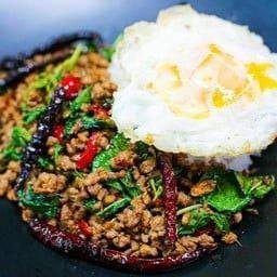 กระเพราเนื้อแบ็คแองกัส แฮมเบิก +ไข่ดาว