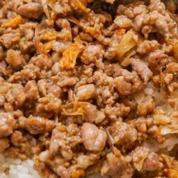 หมูสับกระเทียม ราดข้าว