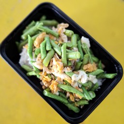 ถั่วฝักยาวผัดไข่ ราดข้าว
