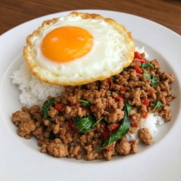 กระเพราหมูสับราดข้าว