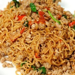 ผัดมาม่ากระเพราหมูสับ