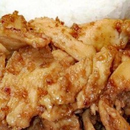 หมูชิ้นกระเทียม ราดข้าว