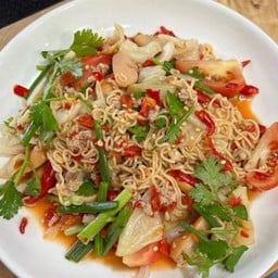 ครัวดารากร กระเพรา ไข่เจียว ยำ ลูกชิ้นทอด