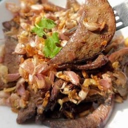 ข้าวราดตับหมูทอดกระเทียมพริกไท
