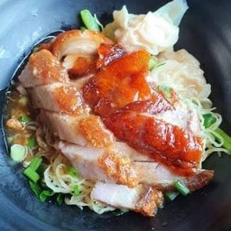 บะหมี่เกี๊ยวเป็ด + หมูกรอบ