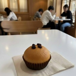 ขนมปังไส้ลูกเกด