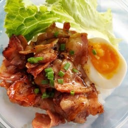 ข้าวหน้าหมูสามชั้นสไลด์ ย่างซอสหม่าล่า