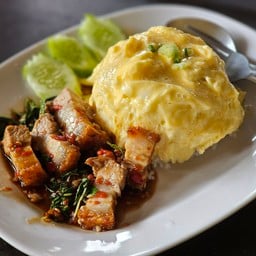 ข้าวกะเพราหมูกรอบ (ไม่รวมไข่ข้น)