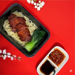 บะหมี่หมูแดงฮ่องกงคลุกซอส x.o.