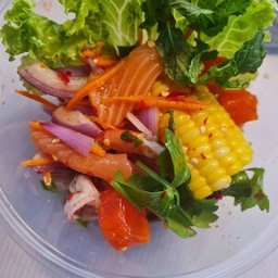 ยำแซลม่อนสด+กุ้งสุก+ไข่แดงเค็ม