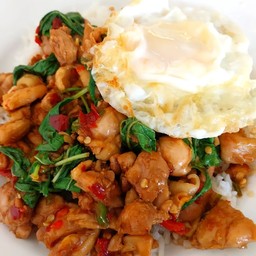 ข้าวกระเพราไก่ ไข่ดาว