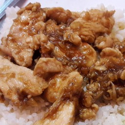 ไก่ชิ้นกระเทียม ราดข้าว