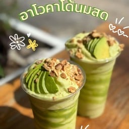 อะโวคาโดอัลมอนด์นมสดปั่น