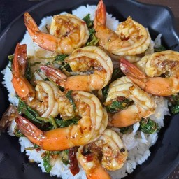 กระเพรากุ้งราดข้าว