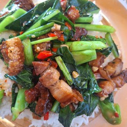 คะน้าหมูกรอบ