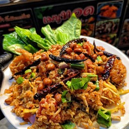 ข้าวทอดยำแหนม