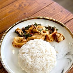 ข้าวกะเพราปลาหมึก พริกแห้ง