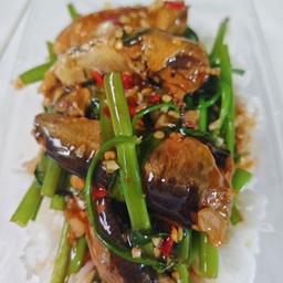 ผัดผักบุ้งไฟแดงปลากระป๋อง