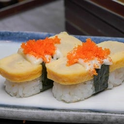 ซูชิไข่หวานราดสลัด
