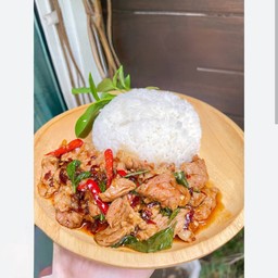 ข้าวหมูชิ้นผัดพริกใบโหระพา