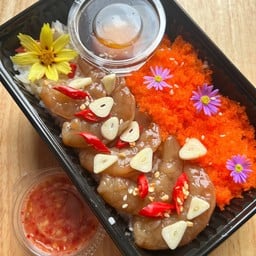 ข้าวหน้ากุ้งดอง(5-6ตัว)+ไข่กุ้ง+ไข่ดอง+น้ำจิ้มซีฟู๊ด+ดอกไม้ทานได้